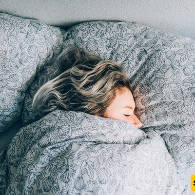 فتاه جمیله تنام 22 ساعه فی الیوم