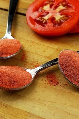 لا تشتری معجون الطماطم بعد الآن! اصنع مسحوق الطماطم الاحترافی بهذه الطریقه البسیطه