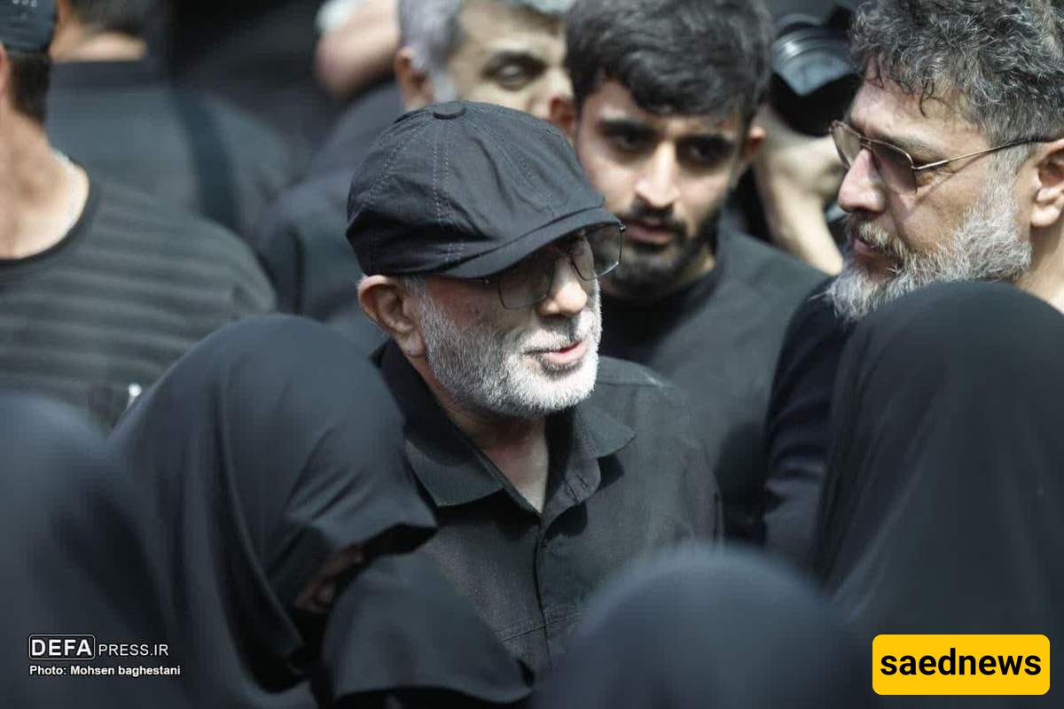 قاآنی یواسی عائله الشهید حاجی‌زاده عند قبره... قبله أبویه على جبین الابن تهزّ المشاعر +فیدیو