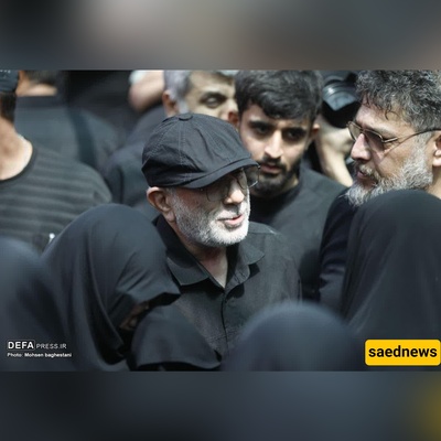 قاآنی یواسی عائله الشهید حاجی‌زاده عند قبره... قبله أبویه على جبین الابن تهزّ المشاعر +فیدیو