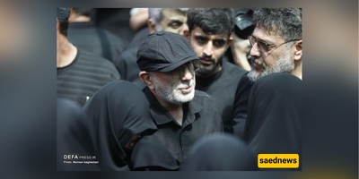 قاآنی یواسی عائله الشهید حاجی‌زاده عند قبره... قبله أبویه على جبین الابن تهزّ المشاعر +فیدیو