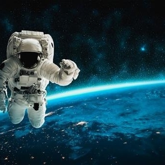 ماذا یحدث لجسم رائد الفضاء إذا مات فی الفضاء أو على سطح القمر؟ هل سیتم حفظه أم سیتحلل؟