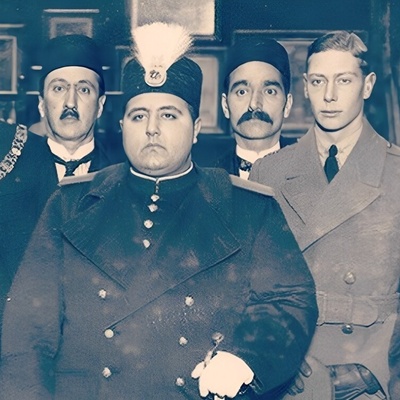 أحمد شاه قاجار فی إطار التاریخ: صوره نادره لولی عهد إیران الصغیر فی المدرسه عام 1910