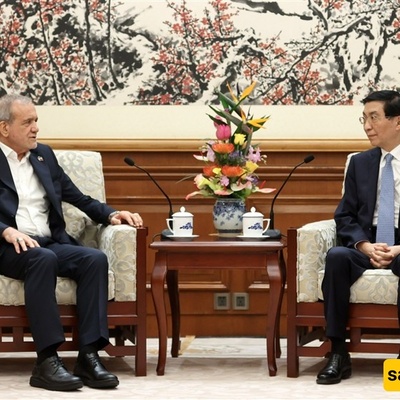 بزشکیان: قائد الثوره کلفنا بمتابعه تنمیه العلاقات مع الصین