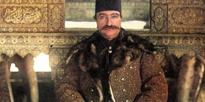 مقارنه ناصر الدین شاه الغریبه بین نظافه الأطفال الأجانب والإیرانیین أثناء سفره: "کان یجب أن یُحنطوا دماغک – یا للأسف!"