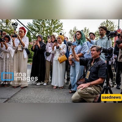 بالصور.. صحفیه أمریکیه تقلّد سحر إمامی فی طهران! مشاهد طریفه تجمع إعلامیین أمریکیین وإیرانیین