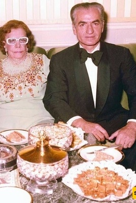 النکته الفاضحه والفاحشه لمحمد رضا شاه پهلوی مع والدته / عائله خالیه من الشرف والإنسانیه