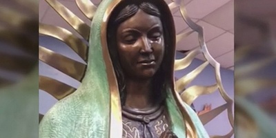 انتهاک غیر أخلاقی من قبل جندی إسرائیلی لحرمه تمثال السیده مریم، مع وجود سیجاره وآثار تقبیل على الوجه + فیدیو