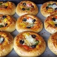 الطبخ السریع والسهل: کیفیه صنع البیتزا الصغیره اللذیذه فی المنزل + فیدیو