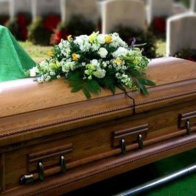 صوره عائله مبتسمه مع نعش والدتهم تثیر الجدل / لم نرَ شیئاً کهذا من قبل