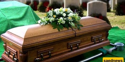 صوره عائله مبتسمه مع نعش والدتهم تثیر الجدل / لم نرَ شیئاً کهذا من قبل