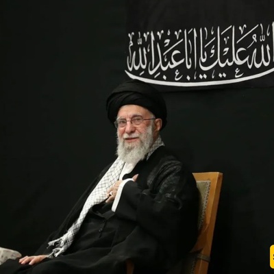 انعکاس دخول قائد الثوره الإسلامیه الملحمی إلى حسینیه الإمام الخمینی على قناه العربیه + فیدیو / أبطال علمدار خامنئی الحارس...