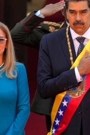 مادورو وزوجته یُنقلان من السجن إلى المحکمه + فیدیو