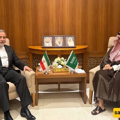 عراقجی وبن فرحان یؤکدان على ضروره تعزیز التنسیق بین الدول الإسلامیه لوقف الإعتداءات الصهیونیه