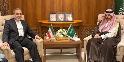 عراقجی وبن فرحان یؤکدان على ضروره تعزیز التنسیق بین الدول الإسلامیه لوقف الإعتداءات الصهیونیه