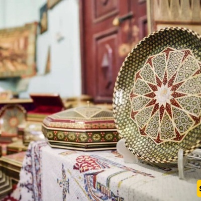 ما هو فنّ الخاتمکاری؟ | التاریخ، ونصائح الشراء الأساسیه، وکیفیه العنایه بالأعمال الفنیه المصنوعه من الخاتمکاری