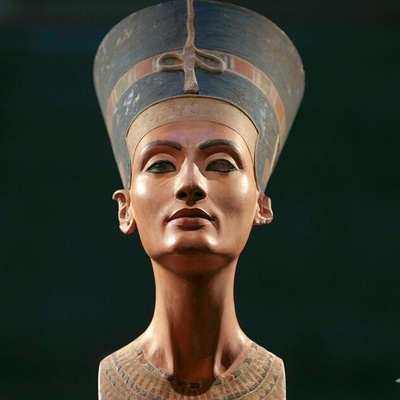 صوره ساحره للملکه نفرتیتی، الملکه الموحّده وزوجه فرعون مصر الجمیله – هی من رتّبت أول زواج للنبی یوسف علیه السلام [+صوره]