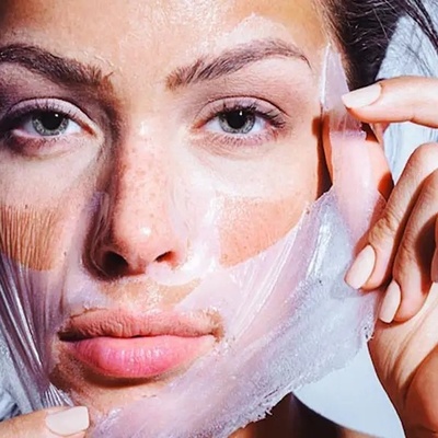 ما هو قناع التقشیر؟ فوائده وأضراره والطریقه الصحیحه لاستخدامه