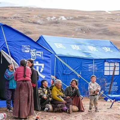 إرسال مزید من المساعدات الإغاثیه إلى المناطق المتضرره من الزلزال فی شیتسانغ