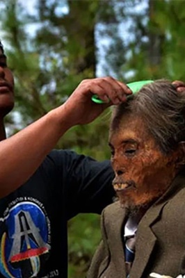 الحیاه المروعه لقبیله إندونیسیه بین الأموات + صور صادمه