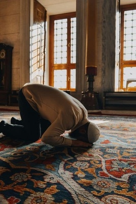 فوائد صحیه لأداء السجود أثناء الصلاه