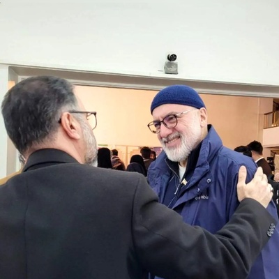 صوره نادره تجمع اللواء حاجی‌زاده والممثل فرهاد قائمیان فی مراسم عزاء فاطمیه بمقرّ القیاده العلیا