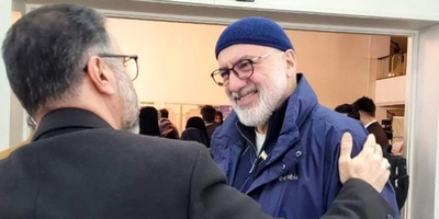 صوره نادره تجمع اللواء حاجی‌زاده والممثل فرهاد قائمیان فی مراسم عزاء فاطمیه بمقرّ القیاده العلیا