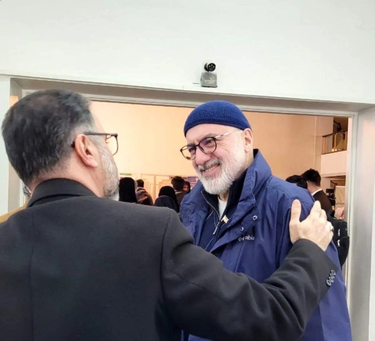 صوره نادره تجمع اللواء حاجی‌زاده والممثل فرهاد قائمیان فی مراسم عزاء فاطمیه بمقرّ القیاده العلیا