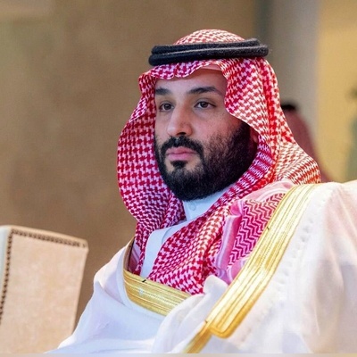قیاده محمد بن سلمان لسیارته مرسیدس بنز الدفع الرباعی بدون حراسه فی شوارع السعودیه + فیدیو