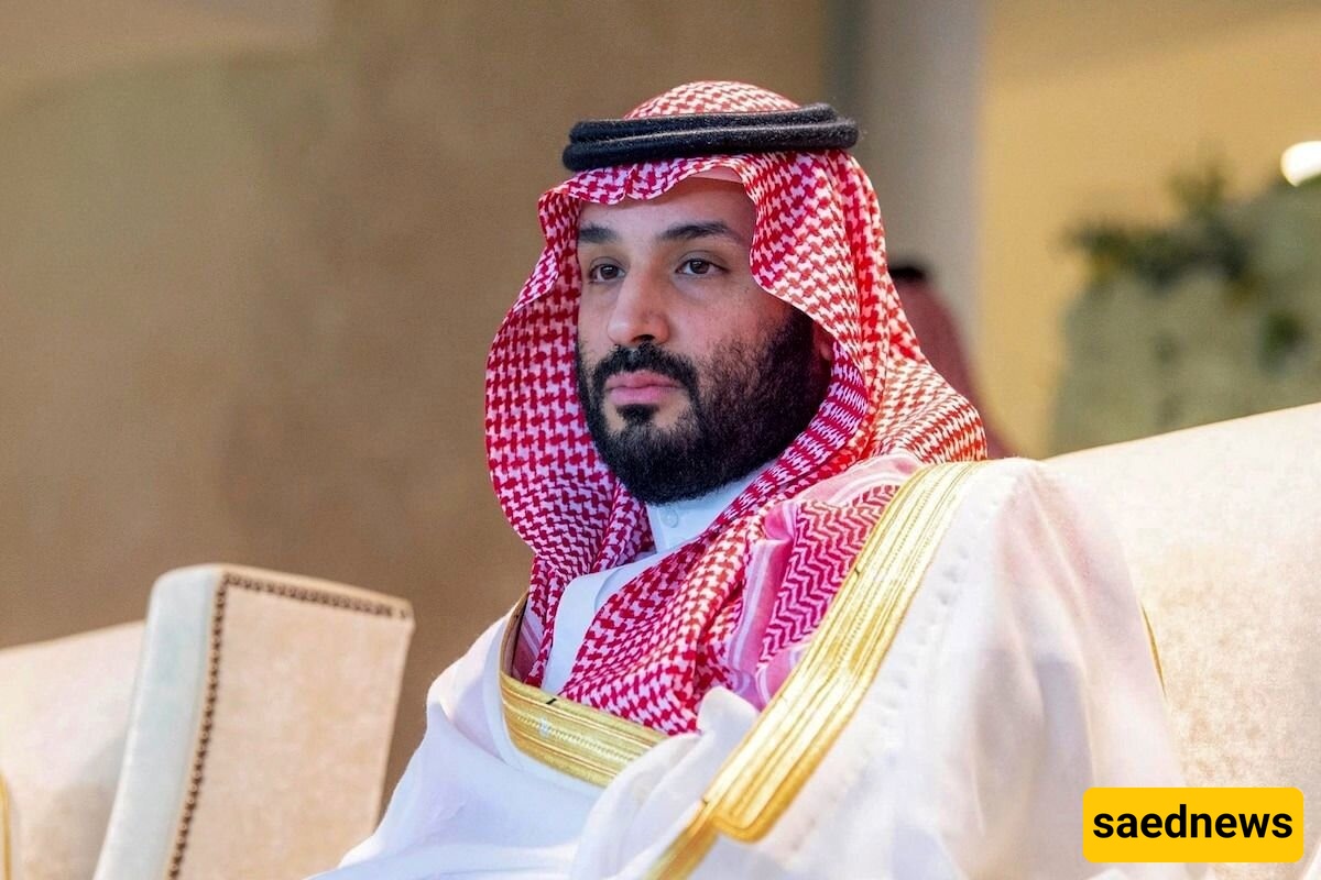 قیاده محمد بن سلمان لسیارته مرسیدس بنز الدفع الرباعی بدون حراسه فی شوارع السعودیه + فیدیو