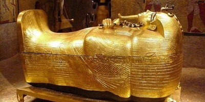 القصه المذهله وراء أعظم اکتشاف أثری فی القرن: من حکم الفرعون الطفل القصیر إلى القناع الذهبی لتوت عنخ آمون الذی أذهل العالم