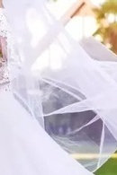 ابنه مزارع تصنع فستان زفاف من صوف أغنامها الخاصه