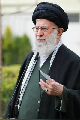 تمجید آیت‌الله خامنه‌ای من زهد وزوجته البسیطه: «لم تطلب منی قط شراء ملابس، ولا تملک حتى خاتمًا عادیاً»