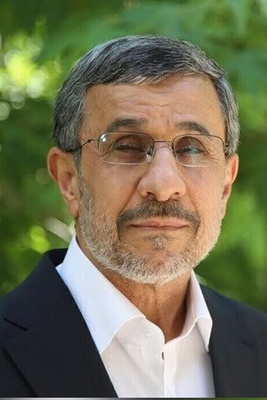 هاشتاغ #نمط_ثمانینی: صوره نادره لمحمود أحمدی نجاد وأصدقائه فی مهجع الجامعه — تأملات نحو الأفق تُثیر الفضول!