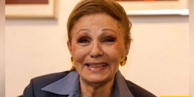 تسریب صور سریه تُظهر حداد عادل یقبل ید فرح پهلوی — ما القصه الحقیقیه؟