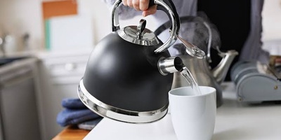 وداعًا لبقع الشای العنیده.. هذه الخلطه المنزلیه تعید الأبریق وکأنه جدید!