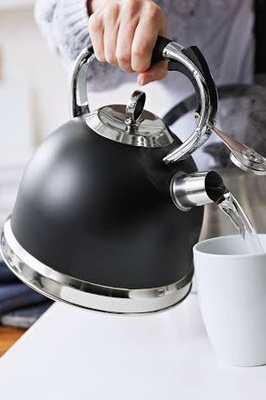 وداعًا لبقع الشای العنیده.. هذه الخلطه المنزلیه تعید الأبریق وکأنه جدید!