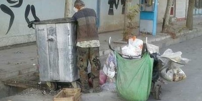 أبخل ملیونیر فی العالم یبحث عن الطعام فی القمامه! + صور