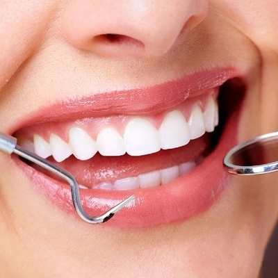 لماذا تتورم اللثه؟ الأسباب وطرق العلاج